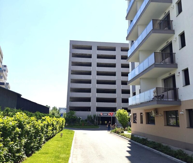 Hils Brauner, Pallady, new, studio + parcare, garden view.